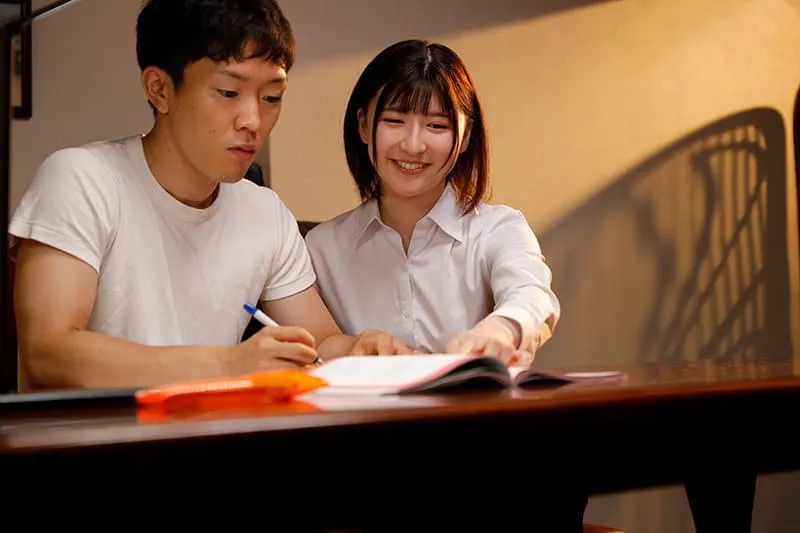 Nữ gia sư bị gài bẫy biến thành cô gái nhỏ tình dục cho gia đình biến thái