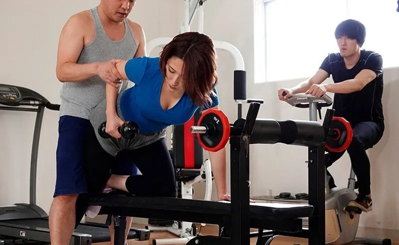 Gã chồng phát hiện vợ vụng trộm với huấn luyện viên thể hình